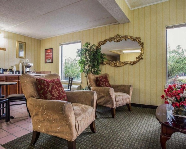 Econo Lodge Inn & Suites Lugoff image 11