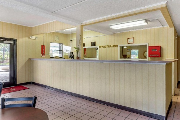 Econo Lodge Inn & Suites Lugoff image 14