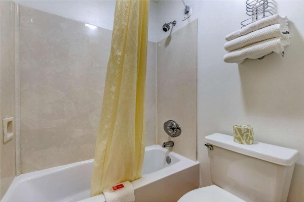 Econo Lodge Inn & Suites Lugoff image 29
