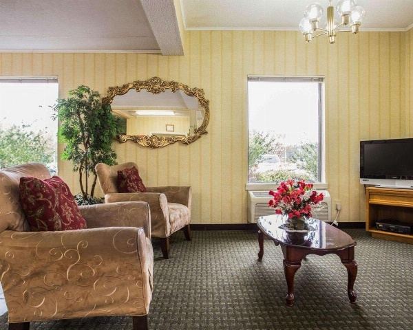 Econo Lodge Inn & Suites Lugoff image 3