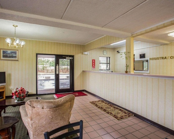 Econo Lodge Inn & Suites Lugoff image 5